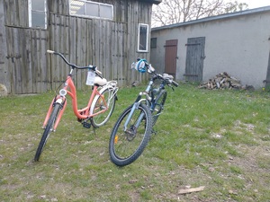 dwa rowery z zabezpieczeniami stojące na posesji