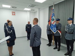 dowódca uroczystości sklada meldunek Zastepcy komendanta wojewódzkiego policji w bydgoszczy