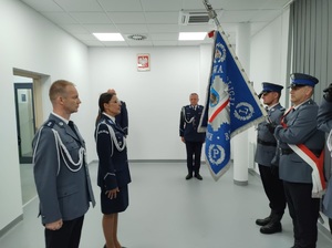 dowódca uroczystości wspólnie z zastepca komendanta Wojewódzkiego policji w bydgoszczy stoja na przeciwko sztandaru