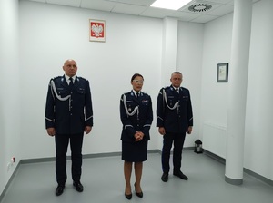 wystąpienie zastepcy komendanta Wojewódzkiego Policji w Bydgoszczy, obok stoja Komendata powiatowy policji w rypinie oraz jego zastepca