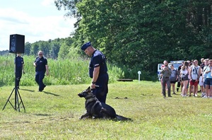 policjant stoi przy psie słuzbowym