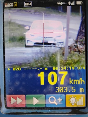 zdjęcie pomiary prędkości na którym widnieje wartość 107 km/h