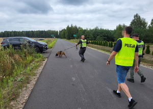 trzech policjantów, i jeden pies na smyczy