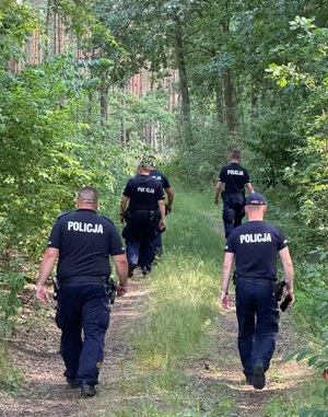 policjanci ida droga lesna