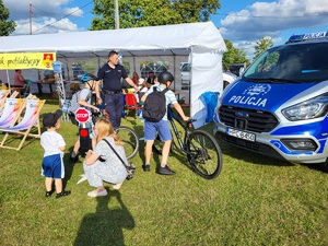 policjant stoi przy dzieciach