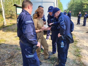 policjanci przeglądają informacje w telefonach