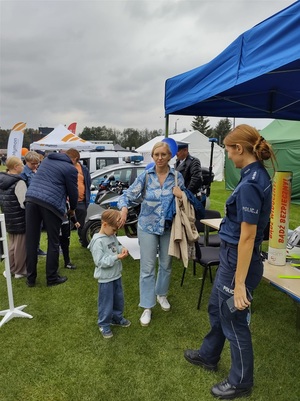 przy policyjnym stanowisku stoja osoby