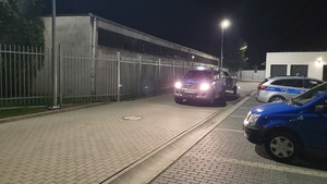 policjani wyjeżdzaja z parkingu rypinskiej policji