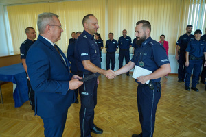 policjant odbierający gratulacje