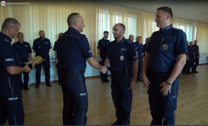 policjanci odbierajacy gratulacje