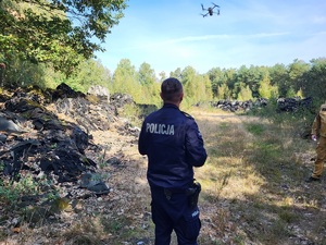 policjant steruje dronem