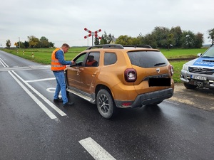 pracownik kolei wrecza ulotkę