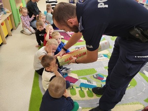 policjant prezentuje działanie odblaskow