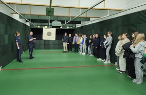 młodziez wspólnie z policjantami znajduje sie na strzelnicy