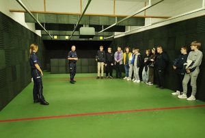 młodzież wspolnie z policjantami znajduje się na strzelnicy