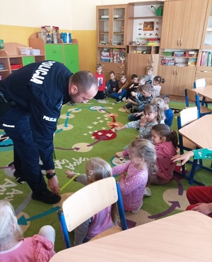 policjant rozdaje odblaski