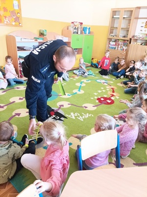 policjant rozdaje odblaski