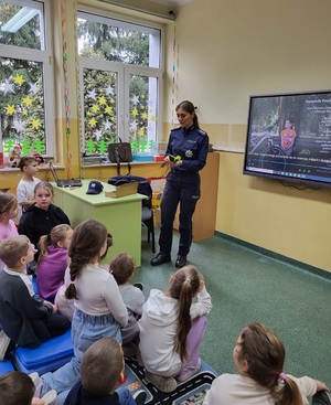 policjantka prowadzi prelekcje przed dziecmi