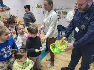 policjant rozdaje odblaski dzieciom