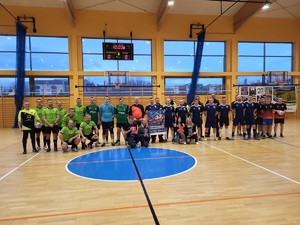 zdjęcie grupowe wszystkich uczesników meczu i wolontariuszy
