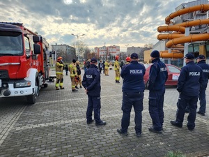 policjanci zabezpieczają działania starzaków na terenie RSC