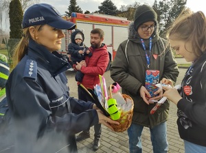 policjantka rozdaje odbalski