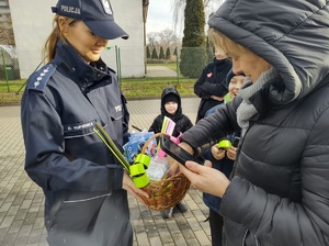 policjantka rozdaje odbalski