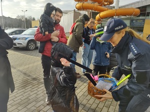 policjantka rozdaje odbalski