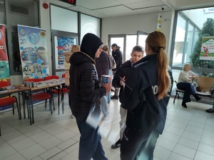 policjantka rozmawia z wolontariuszami