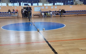 dziewczynka na rowerze pokonuje tor przeszkód