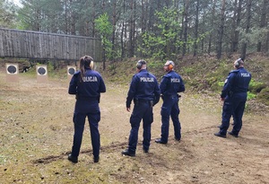 czterech policjantów soi na stanowiskach strzeleckich