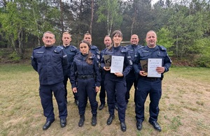 drużyna, która zajęła 3 miejsce, w reku trzymają puchar i dyplom