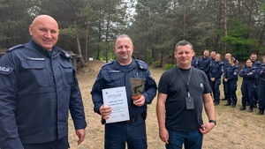 zdjęcie nagrodzonego najlepszego policjanta z oraganizatorami