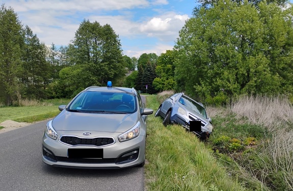 Pijany kierowca wjechał do rowu, a potem próbował uciekać