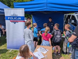grupadzieci stoi przy policyjnym stanowisku