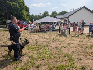 przewodnik z psem policyjnym