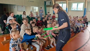 policjantka rozdaje dziom odblaski