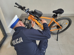policjant sprawdzający rower elektryczny