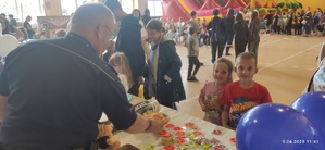 policjant podaje dziecku odblaski