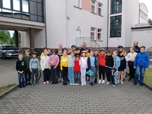 zdjecie grupowe dzieci z policjantami