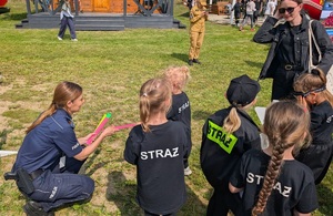 policjantka podaje odblask małej dziewczynce
