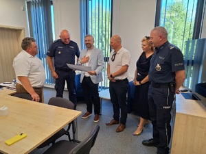 na zdjeciu 6 osób, starosta przekazuje symboliczny czek, na którym widnieje na pis czek na kwotę 20.000 dla Komendy Powiatowej Policji w Rypinie,  Starosta Rypiński, Zarząd i Rada Powiatu w Rypinie