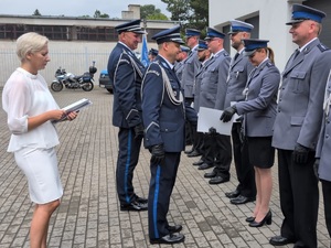 z-ca komendanta wojewódzkiego policji w Bydgoszczy z komendantem powiatowym policji w rypinie podchodzą do stojących policjantów i wręczaja im akty mianowania, składając przy tym homor