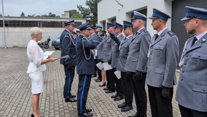 z-ca komendanta wojewódzkiego policji w Bydgoszczy z komendantem powiatowym policji w rypinie podchodzą do stojących policjantów i wręczaja im akty mianowania, składając przy tym homor