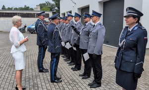 z-ca komendanta wojewódzkiego policji w Bydgoszczy z komendantem powiatowym policji w rypinie podchodzą do stojących policjantów i wręczaja im akty mianowania, składając przy tym homor
