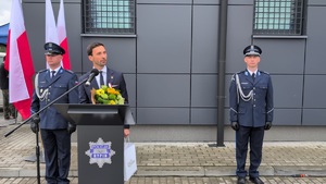 na mównicy stoi Burmistrz miasta Rypin, po obu stronach stoja policjanci z tyłu stoi stojak z flagami rzeczypospolitej Polskiej