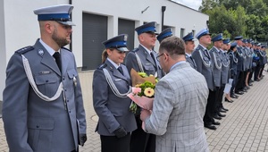 Porkurator rejonowy w Rypinie podszedł do stojącej w rzedzie policjantki i wręczył jej bukiet kwiatów