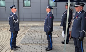 dowodca uroczystości podszedł do Z-cy Komendanta Wojewódzkiego policji w bydgoszczy i składa meldunek o zakończeniu uroczystości