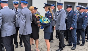 na zdjeciu ok.10 policjantów i jedna osoba cywilna i składaja sobie zyczenia