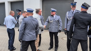 na zdjęciu około 9 osób, wszyscy składaja sobie życzenia